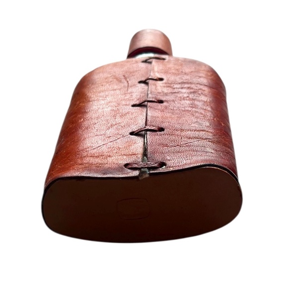 A vintage leather bound decanter with embossed imagery - Picture 2 of 6